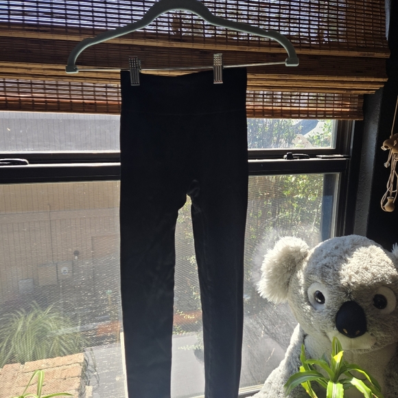 🖤5/$25 Girls Small 6/7 Black Leggings Soft Textured Art Class - Picture 3 of 5